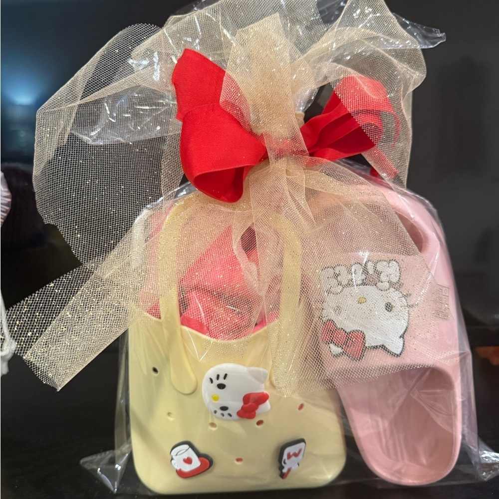 Hello Kitty | Girls Shoe Size 11.5 -12 | Tote Slides Towel - Picture 6 of 6